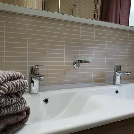 Villa Spacious In Var With Swimming Pool
