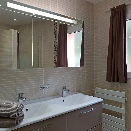 Spacious In Var With Swimming Pool 雷以桑布尔